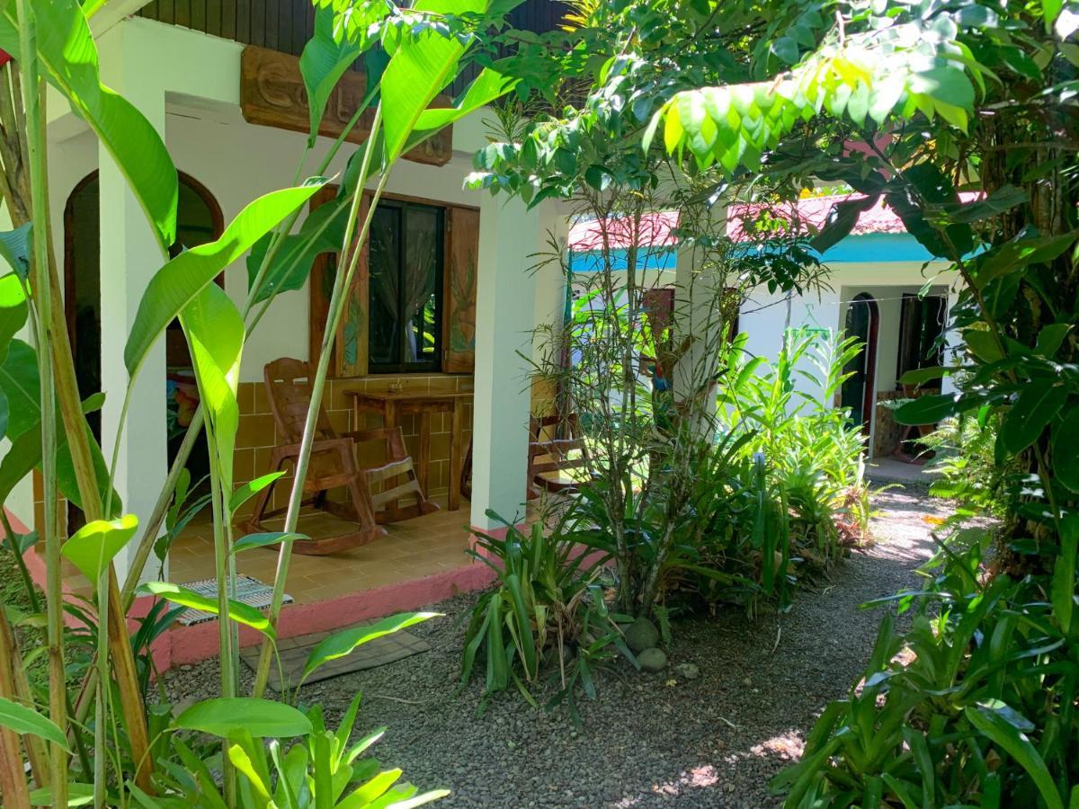Cabinas Tito Cahuita Exterior foto