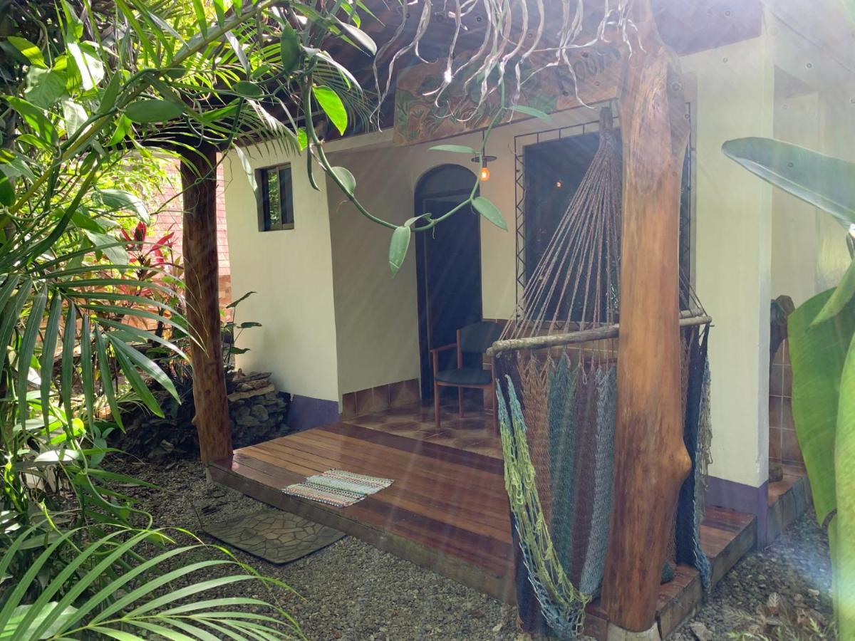 Cabinas Tito Villa Cahuita Exterior foto