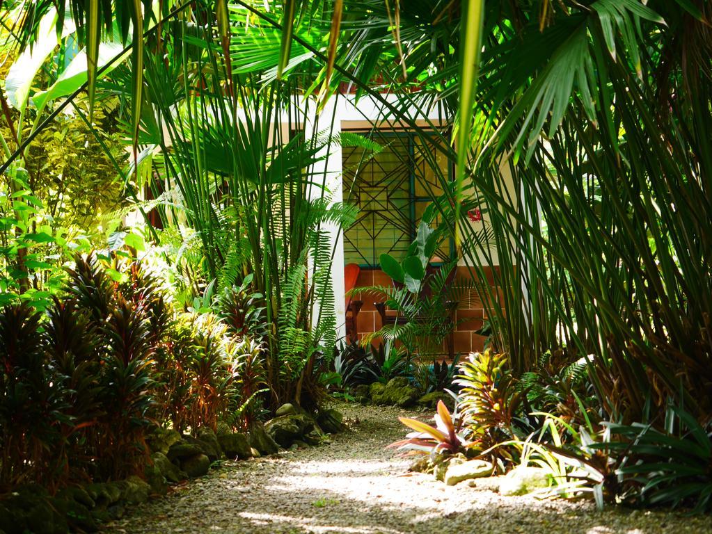 Cabinas Tito Cahuita Exterior foto